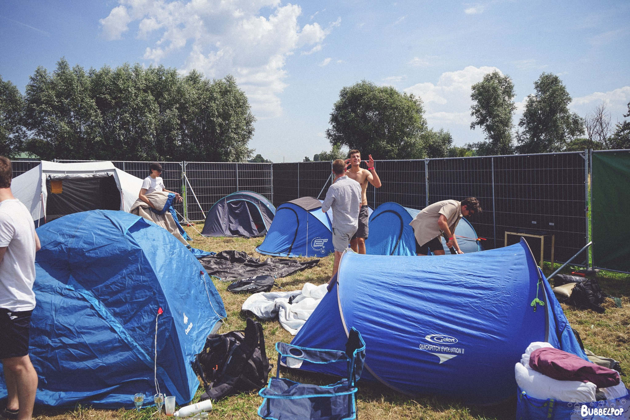 De camping in opbouw